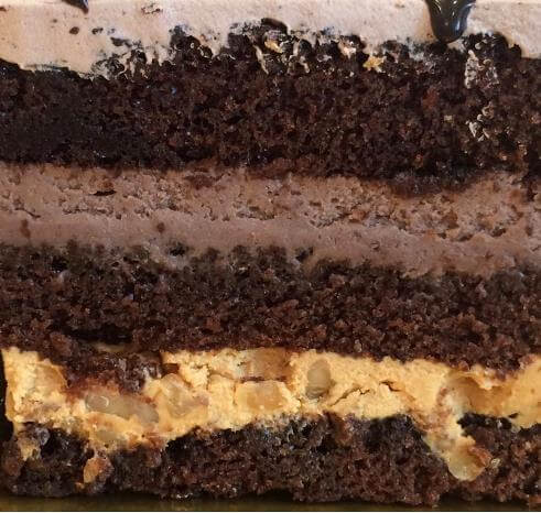 Торт шоколадно-карамельный с орехом